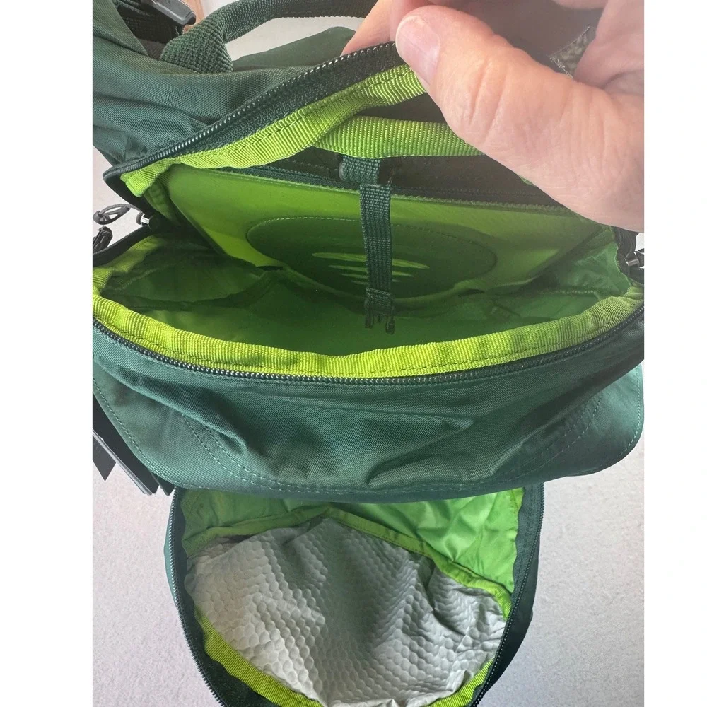 Osprey Manta AG 28 Hiking Backpack Spruce Green M/L Hydration Compatible NWT
